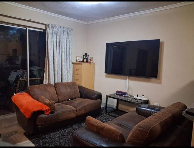 2 BEDROOM TOWNHOUSE FOR SALE IN CASTLEVIEW